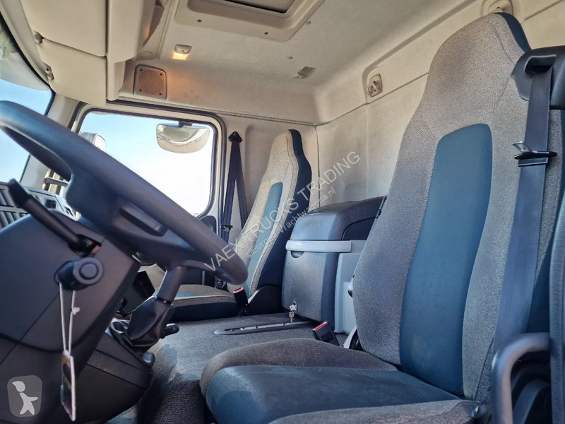 Kamion Volvo FL 250 4x2 Box truck, loading...