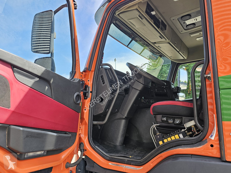 Kamion Volvo 460 / 8x4-4 / HMF CRANE + HOOKLIFT...