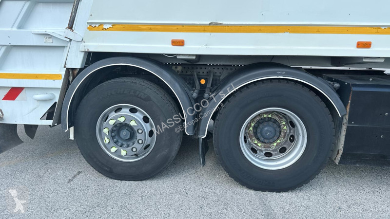 شاحنة Iveco 330 6X2