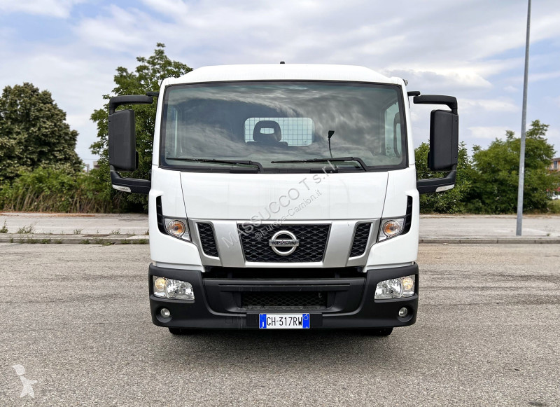 شاحنة Nissan 75-18