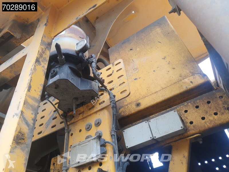 شاحنة Volvo 520  8X4 32m3 AJK Pusher 40Tons...