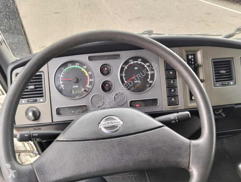شاحنة Nissan  TRANSPORTE CABALLOS