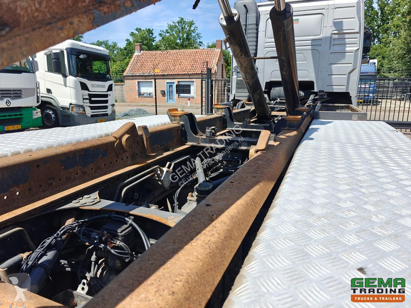 شاحنة Volvo 500 8x4/4 Sleeper Cab Euro5 - Hiab...