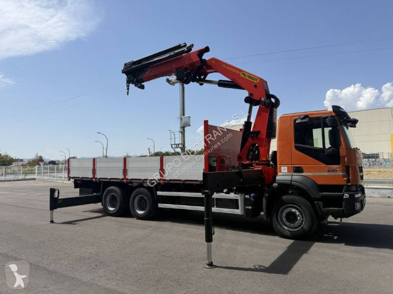 شاحنة Iveco Con pluma