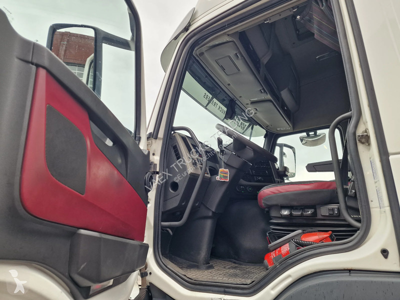 Kamion Volvo 420 Globetrotter 6x2 - Box with...