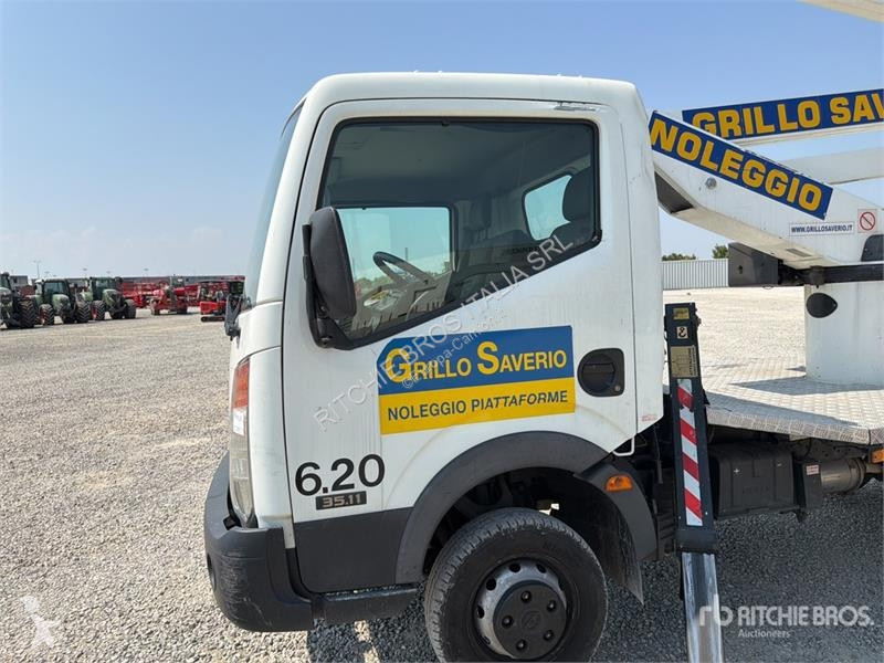 Camión Nissan 35 - 11