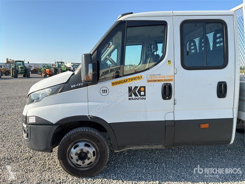 Furgoneta Iveco 35C17 Crew Cab Flatbed Truck