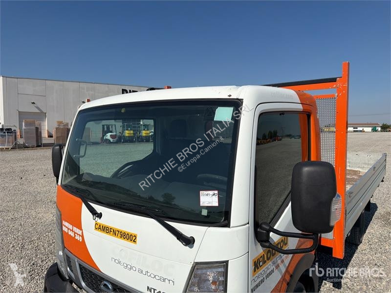 Furgoneta Nissan Flatbed Truck