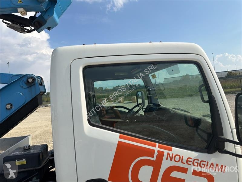 Camion Nissan PNT205 20 m on Nissan NT400...