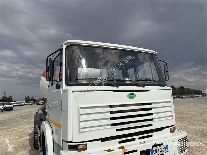 Camion Astra 1 4x2 Mixer Truck