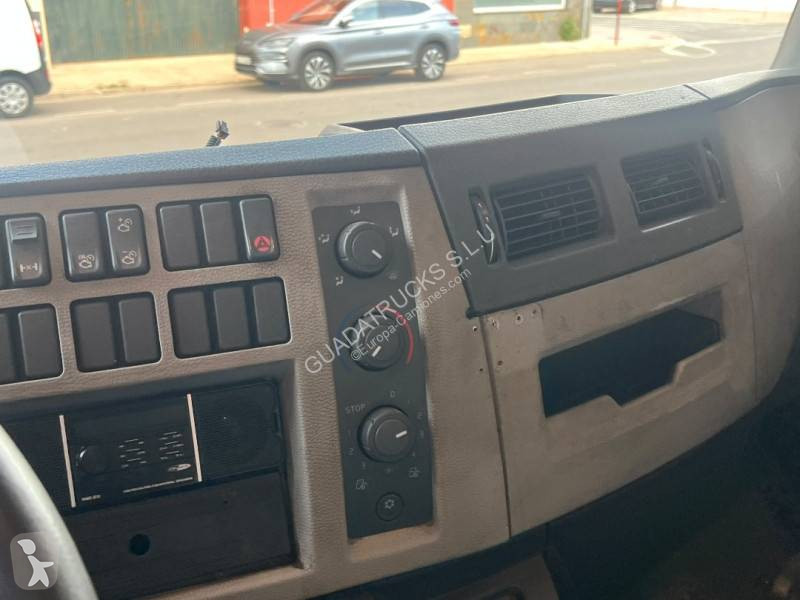 Teherautó Volvo 260
