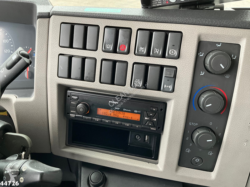 Camion Volvo FL 250 Euro 6 met Dhollandia laadklep