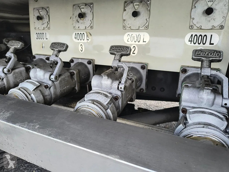 Camion Volvo 440 13000L FUEL / CARBURANT - 4 COMP