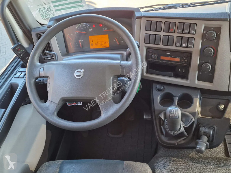 Kamion Volvo FL 250 4x2 Box truck, loading...