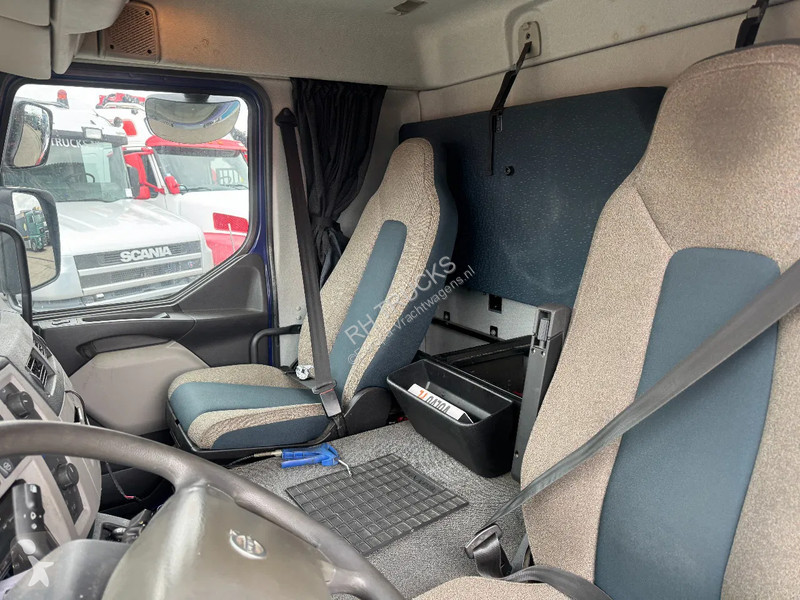 Kamion Volvo 250 4X2 3 UNITS CARGO LOCK +...