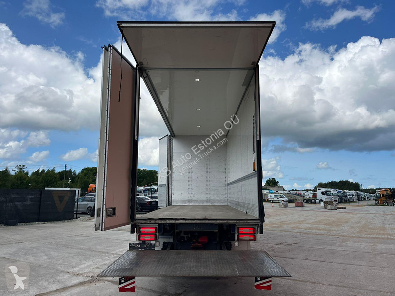 Camion Mercedes 6x2*4 BOX L=7401mm