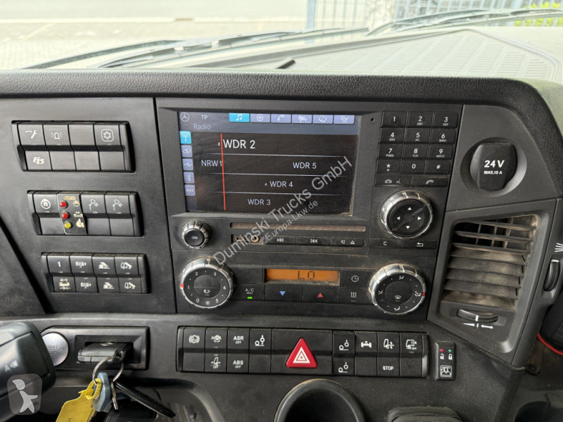Kamion Mercedes 3251 8X4 Haken mit Kran HMF...