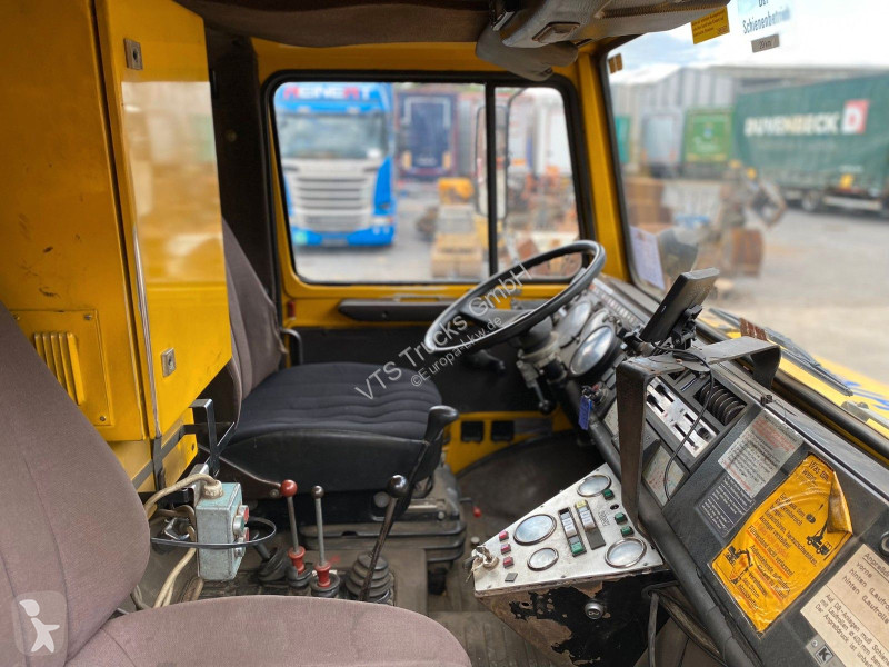 آلة لصيانة الطرق Unimog 427/21 Schienenreiniger