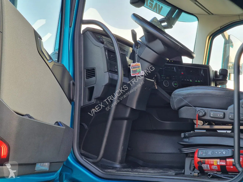 شاحنة Volvo 500 Globetrotter XL Cartransporter...