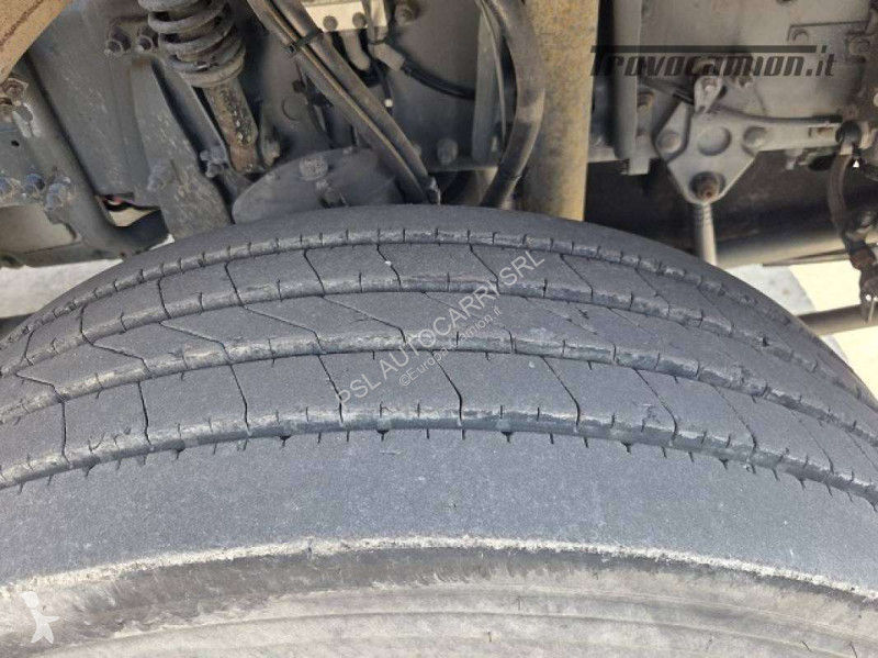 شاحنة Volvo con gru