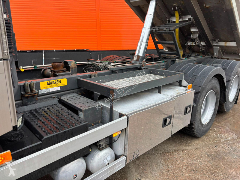 شاحنة Volvo 540 6x4 TANDEM AXLE LIFT / BOX...