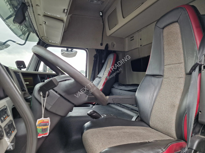 Kamion Volvo 420 Globetrotter 6x2 - Box with...