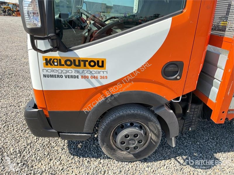 Furgoneta Nissan Flatbed Truck