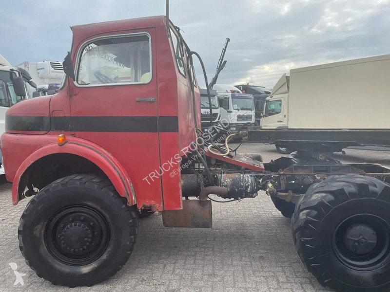 Vrachtwagen Mercedes + Manual + Kipper + 4x4