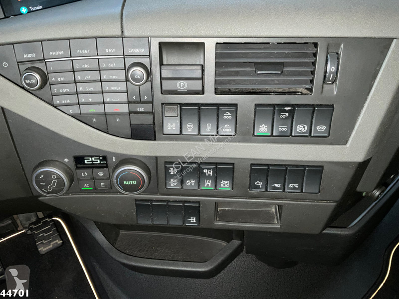 Kamion Volvo 8x4 Euro 6 Hiab 37 Tonmeter laadkraan