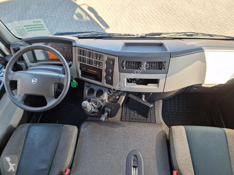 Kamion Volvo FL 250 4x2 Box truck, loading...