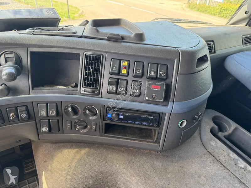 Kamion Volvo 440 8X4 EURO 5 + CABELLIFT TIPPER