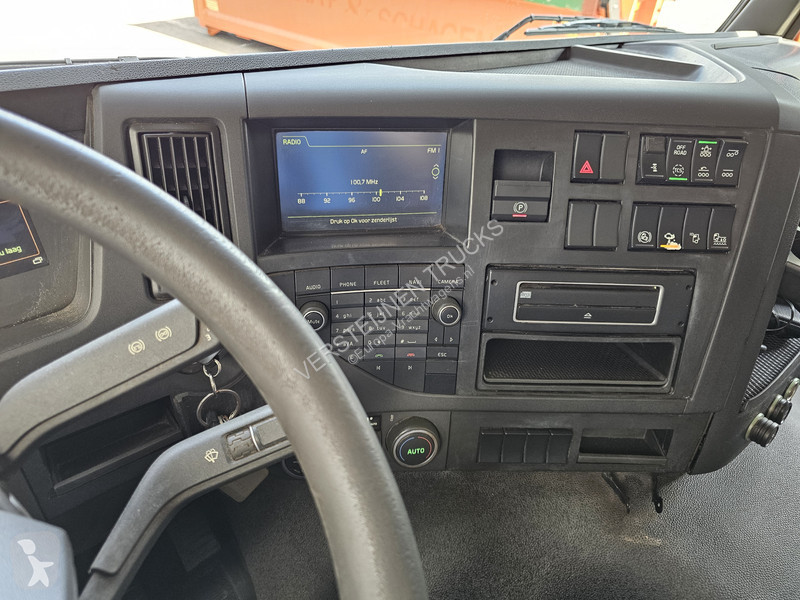 Kamion Volvo 460 / 8x4-4 / HMF CRANE + HOOKLIFT...