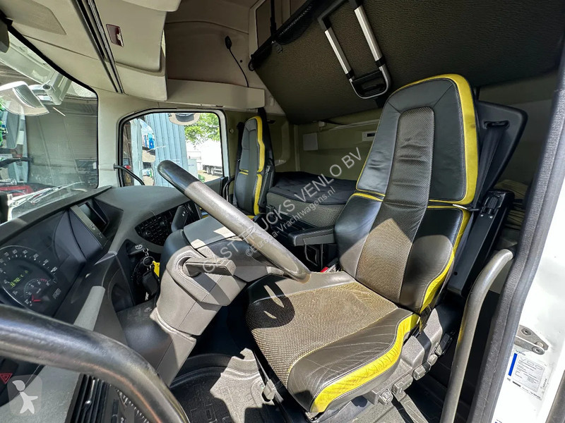 Kamion Volvo 16750 6x4 Globe XL Chassis...