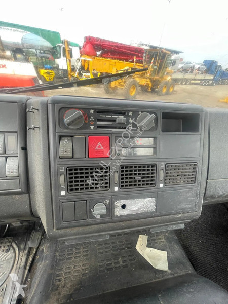 Kamion Iveco 120E18 Pesi SE85 Crane Open Box...