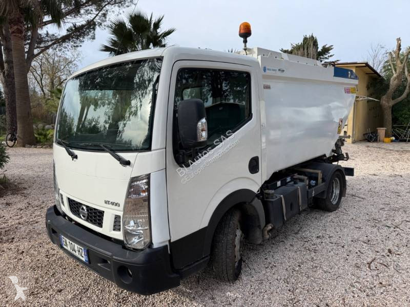 Engin de voirie Nissan