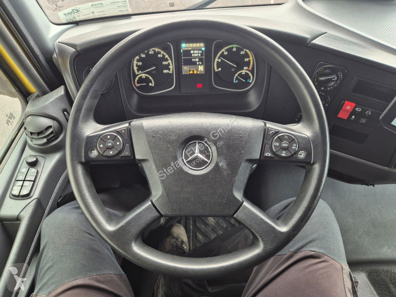 شاحنة Mercedes 816 4x2 Möbelkoffer 3 Sitze