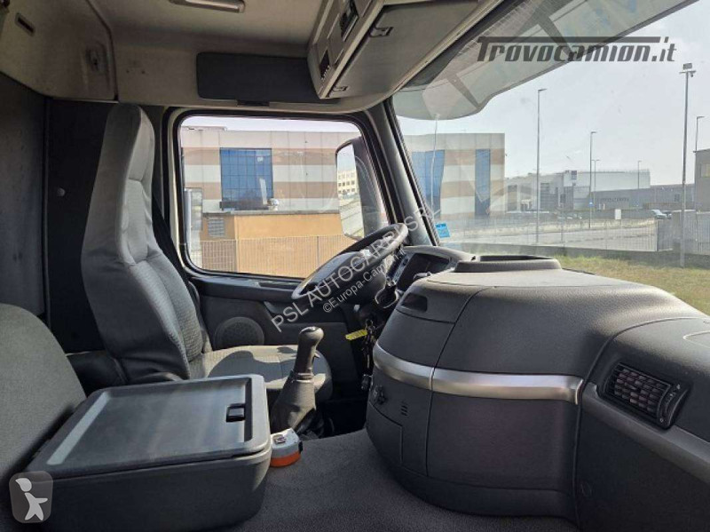 شاحنة Volvo con gru