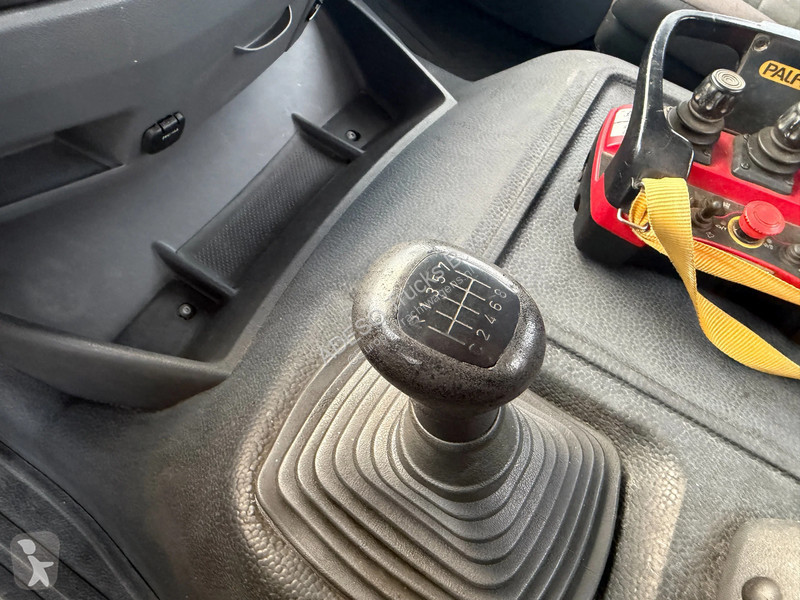 شاحنة Mercedes 1833 met Palfinger PK12000...