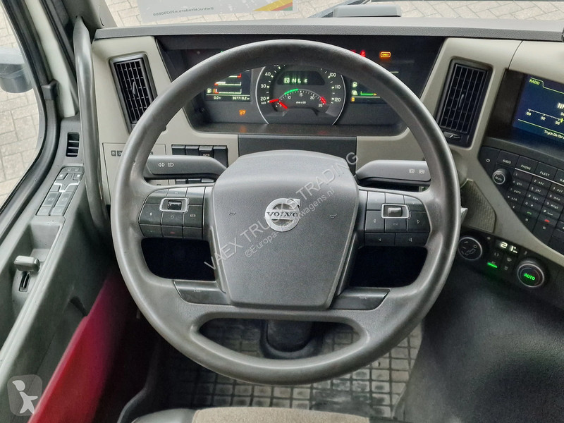Kamion Volvo 420 Globetrotter 6x2 - Box with...