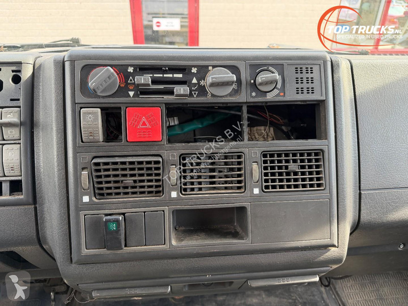 Camion Iveco 180 E28 Box truck - Tail lift - D...