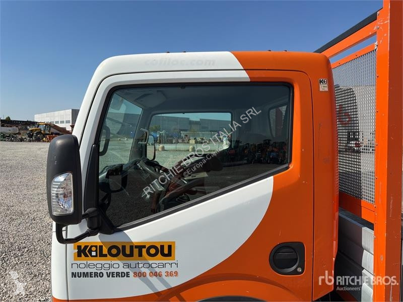 Furgoneta Nissan Flatbed Truck