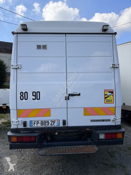 Teherautó Mercedes 614