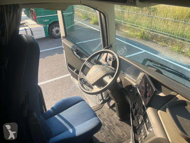 Nyergesvontató Volvo 460
