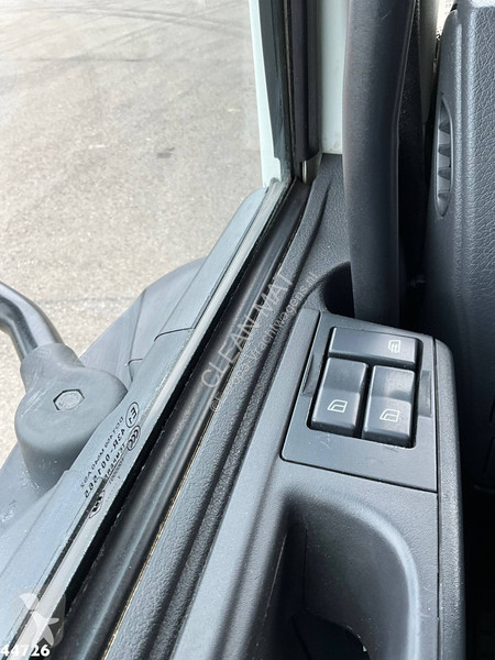 Camion Volvo FL 250 Euro 6 met Dhollandia laadklep