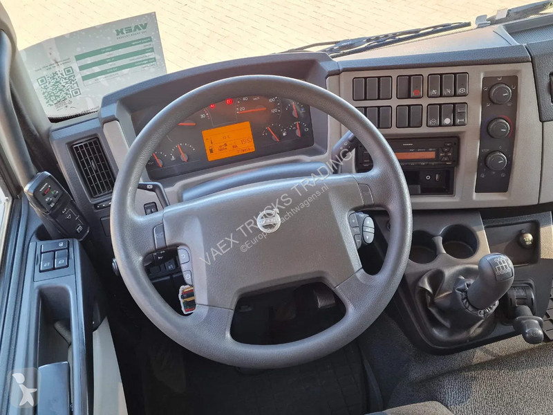 Kamion Volvo FL 250 4x2 Box truck, loading...