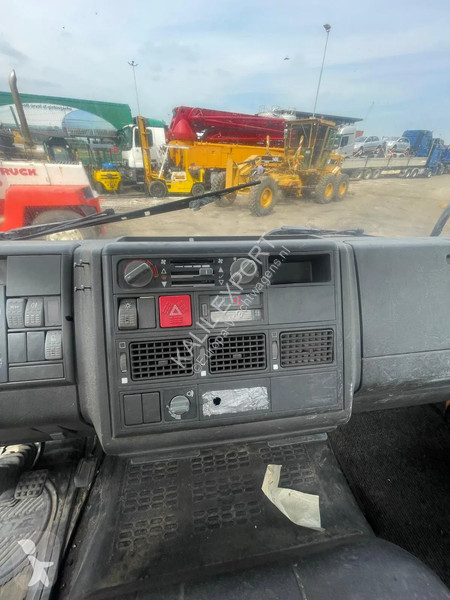Kamion Iveco 120E18 Pesi SE85 Crane Open Box...