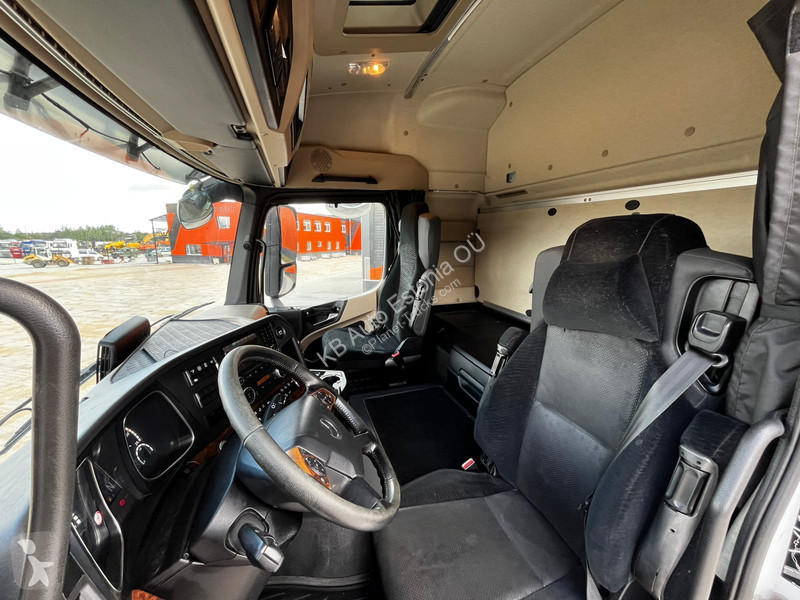 Camion Mercedes 6x2*4 BOX L=7401mm