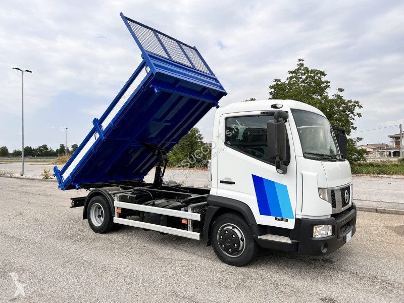 شاحنة Nissan 75-18
