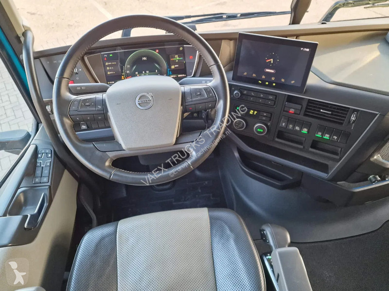 شاحنة Volvo 500 Globetrotter XL Cartransporter...