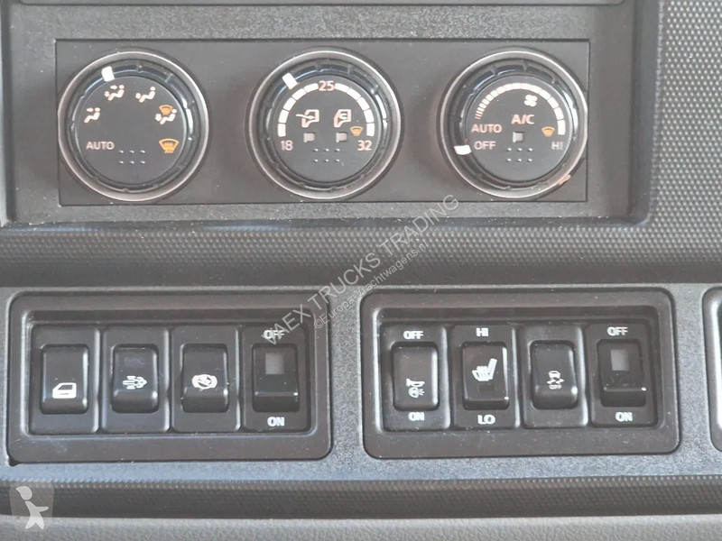 شاحنة Renault D 4x2 Box - Loadlift - Low KM -...